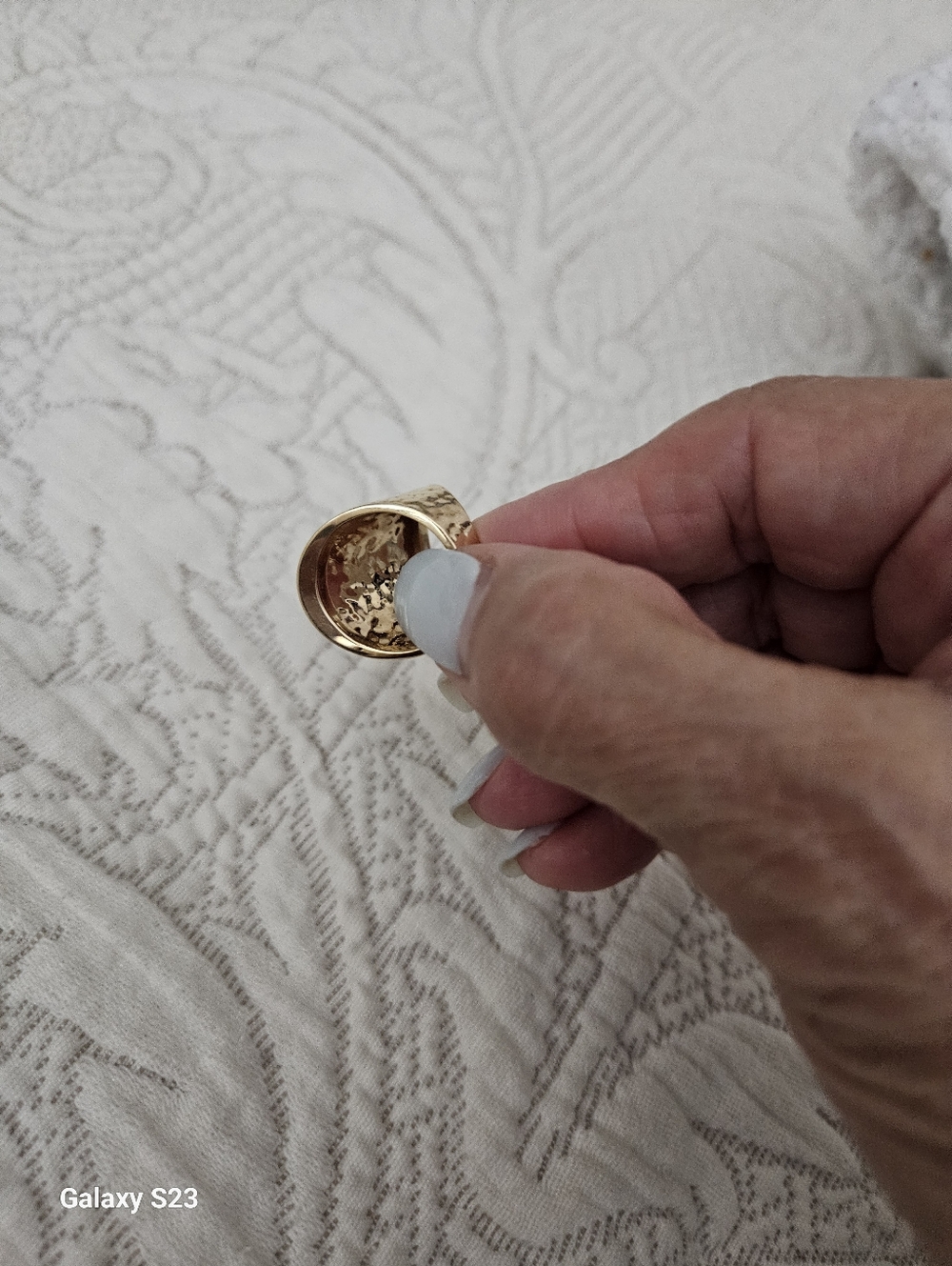 14k Solid Gold Hammered Wide Band Sz7 - Picture 4 of 5